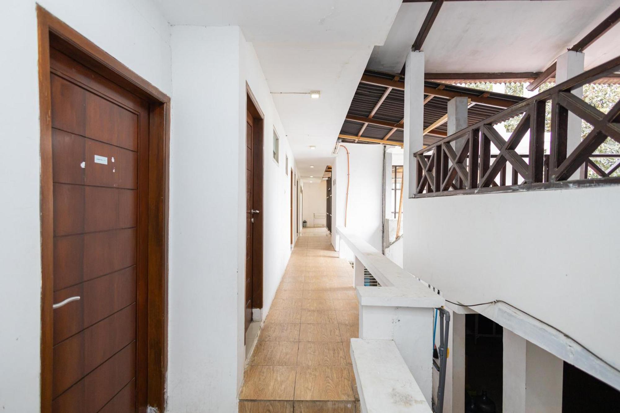 Reddoorz Syariah At Wisma Djokorio Poncokusumo Malang Esterno foto