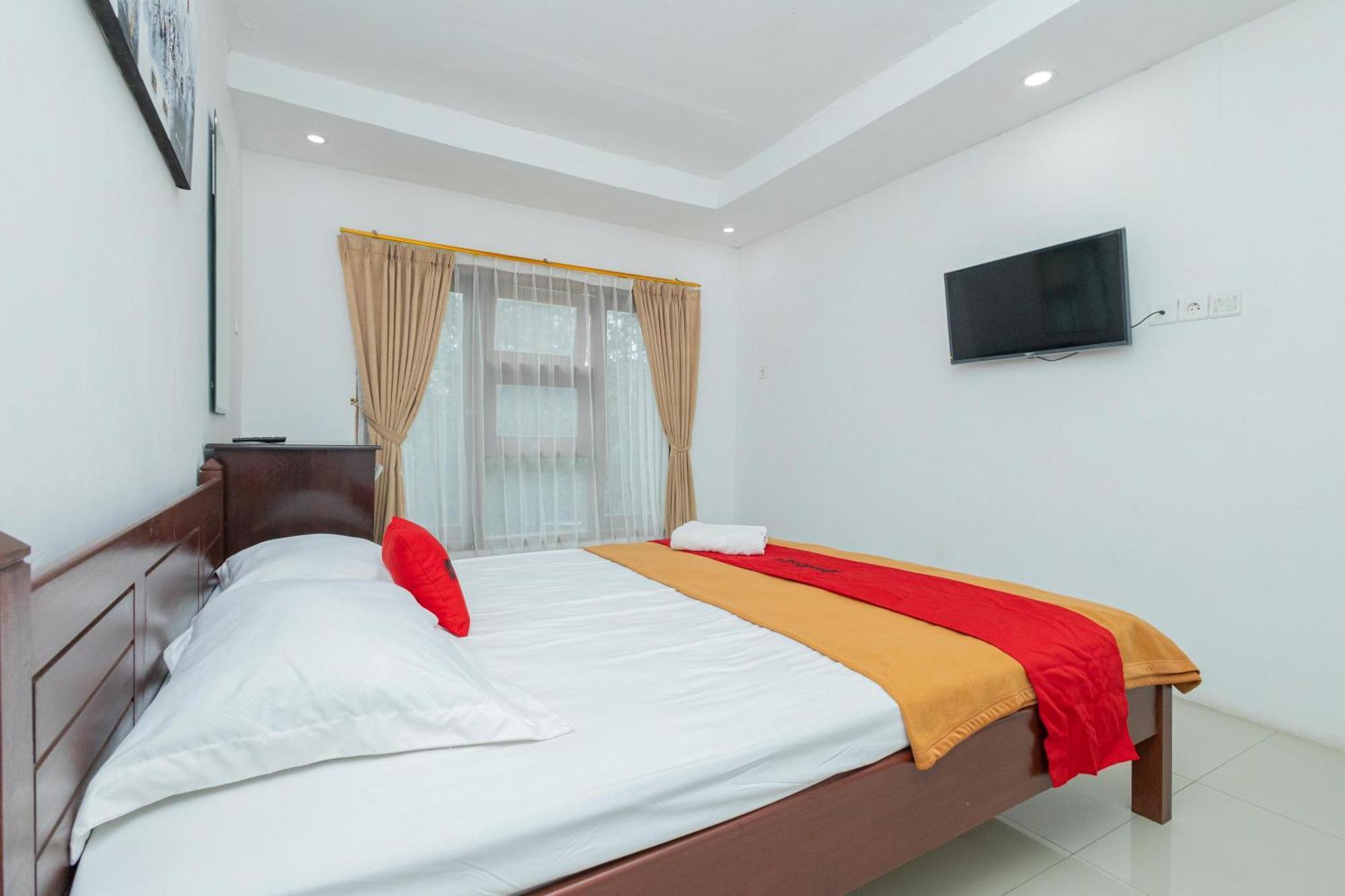 Reddoorz Syariah At Wisma Djokorio Poncokusumo Malang Esterno foto