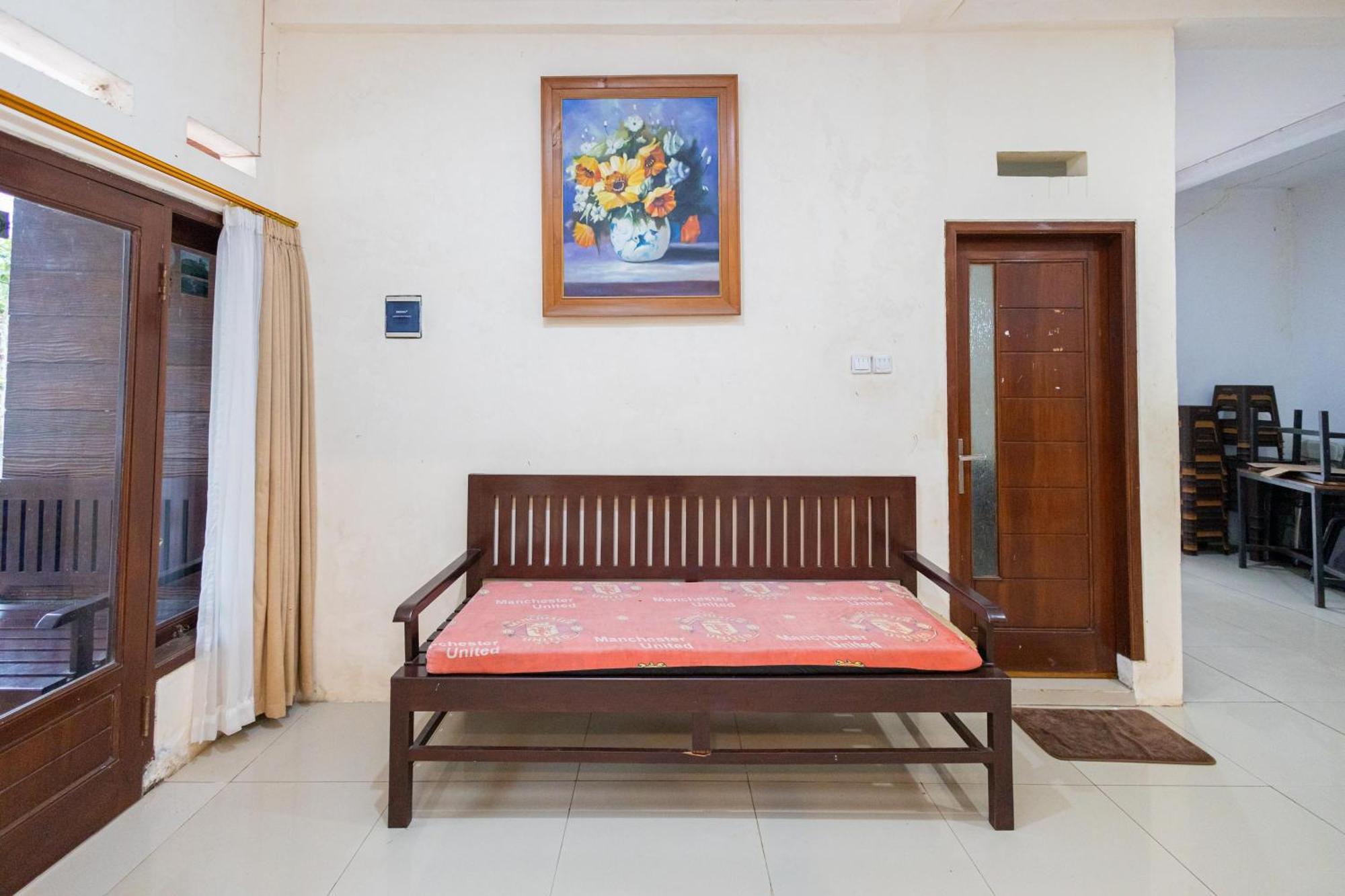 Reddoorz Syariah At Wisma Djokorio Poncokusumo Malang Esterno foto