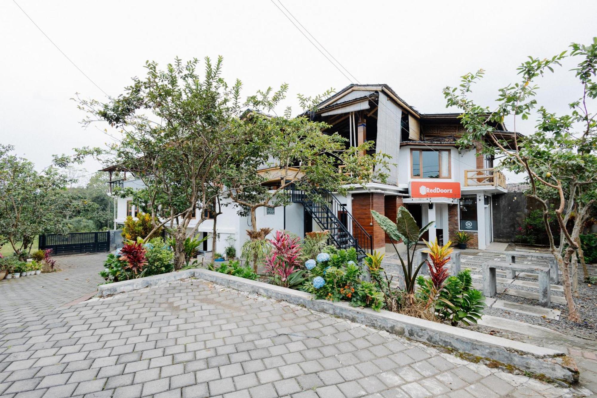 Reddoorz Syariah At Wisma Djokorio Poncokusumo Malang Esterno foto