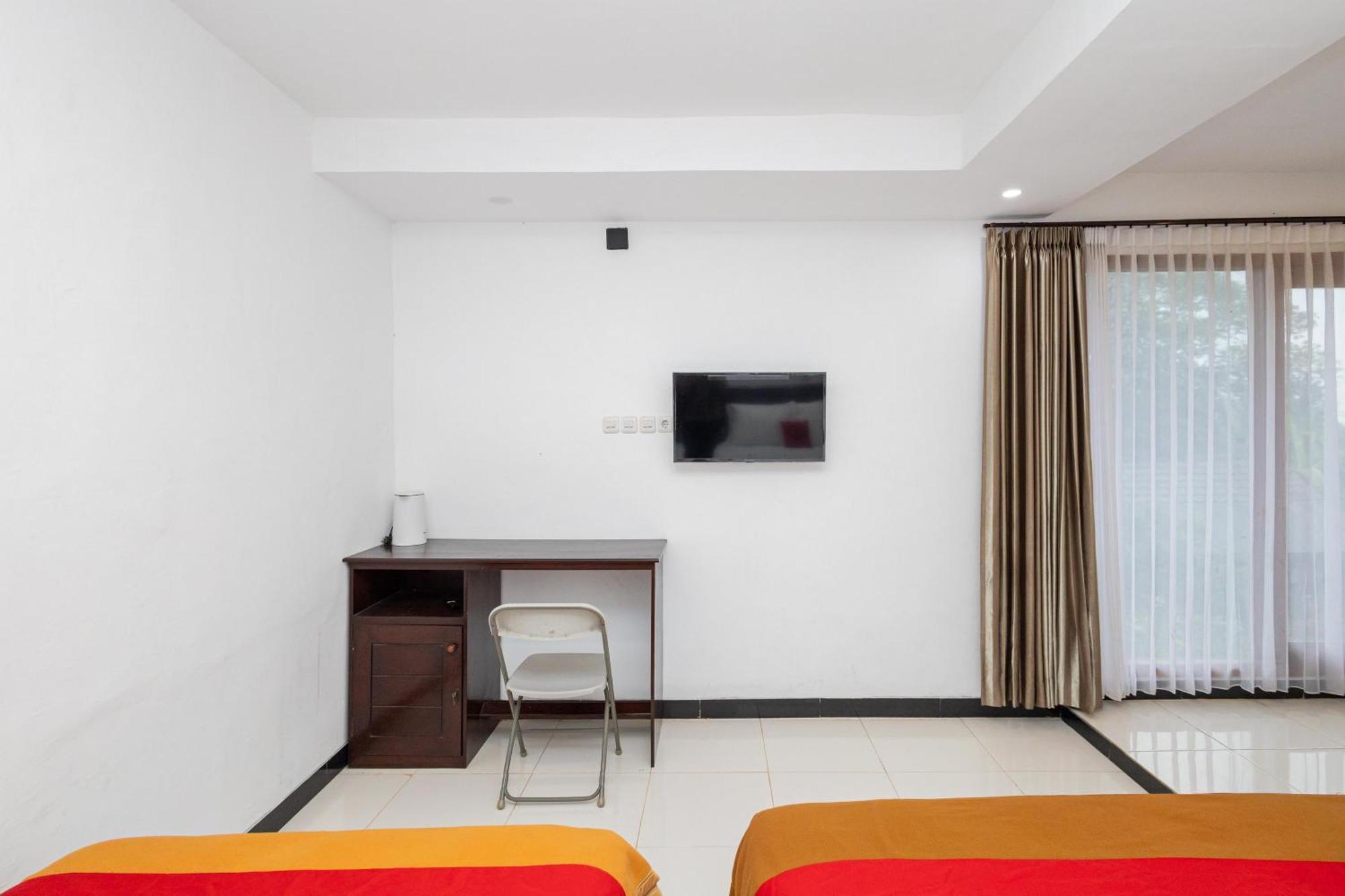 Reddoorz Syariah At Wisma Djokorio Poncokusumo Malang Esterno foto