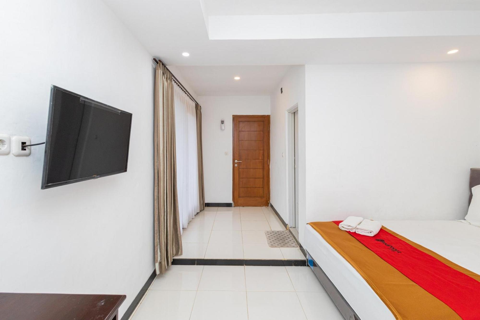 Reddoorz Syariah At Wisma Djokorio Poncokusumo Malang Esterno foto