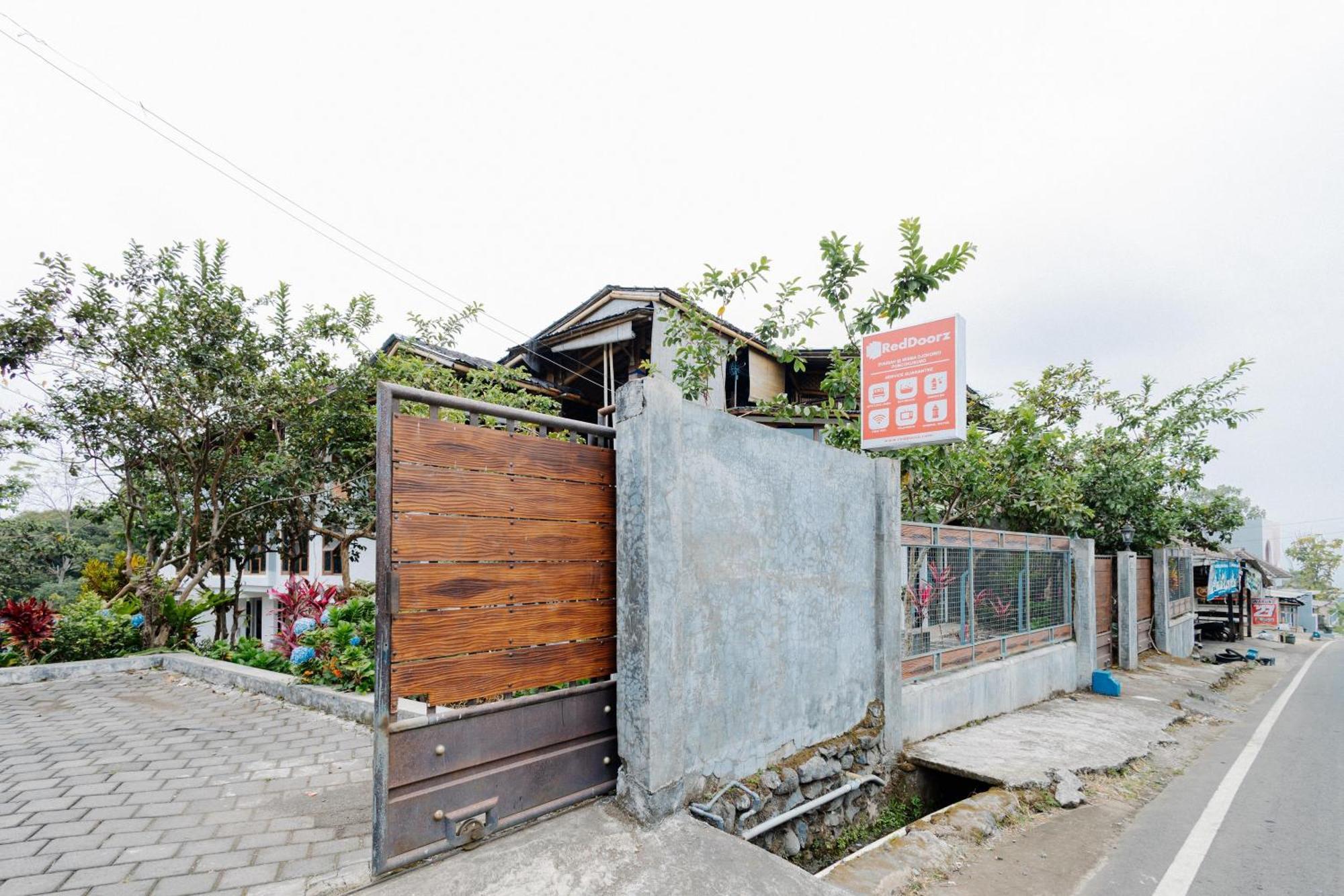 Reddoorz Syariah At Wisma Djokorio Poncokusumo Malang Esterno foto