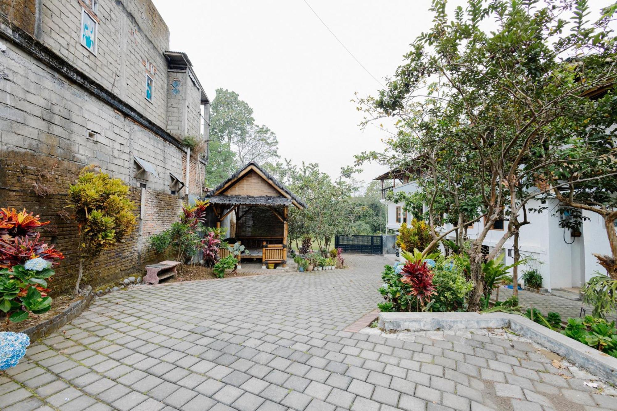 Reddoorz Syariah At Wisma Djokorio Poncokusumo Malang Esterno foto