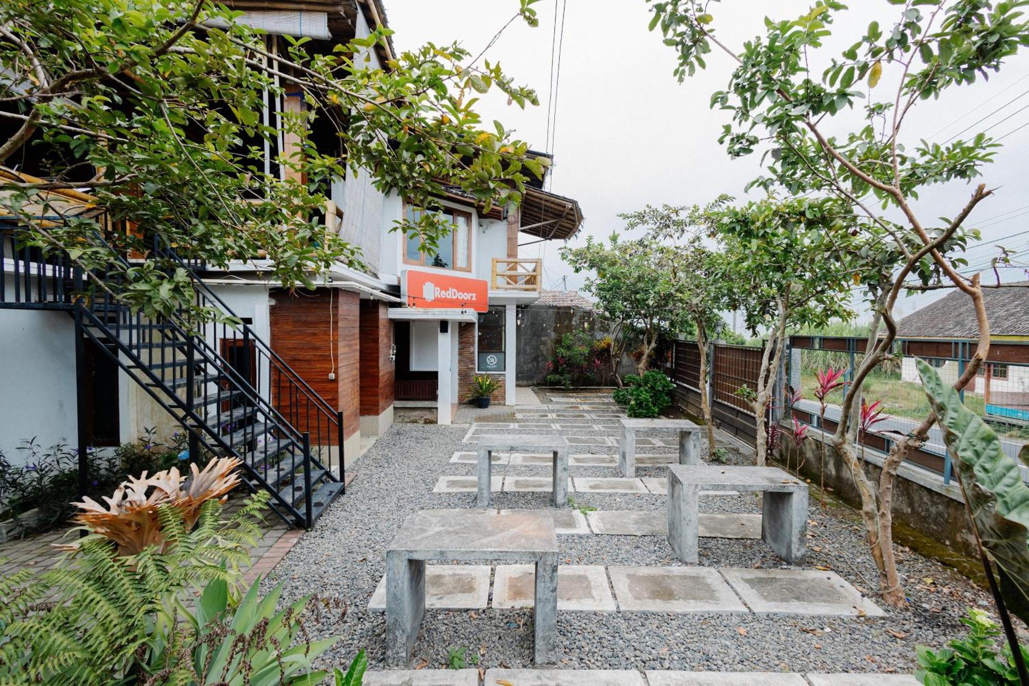 Reddoorz Syariah At Wisma Djokorio Poncokusumo Malang Esterno foto