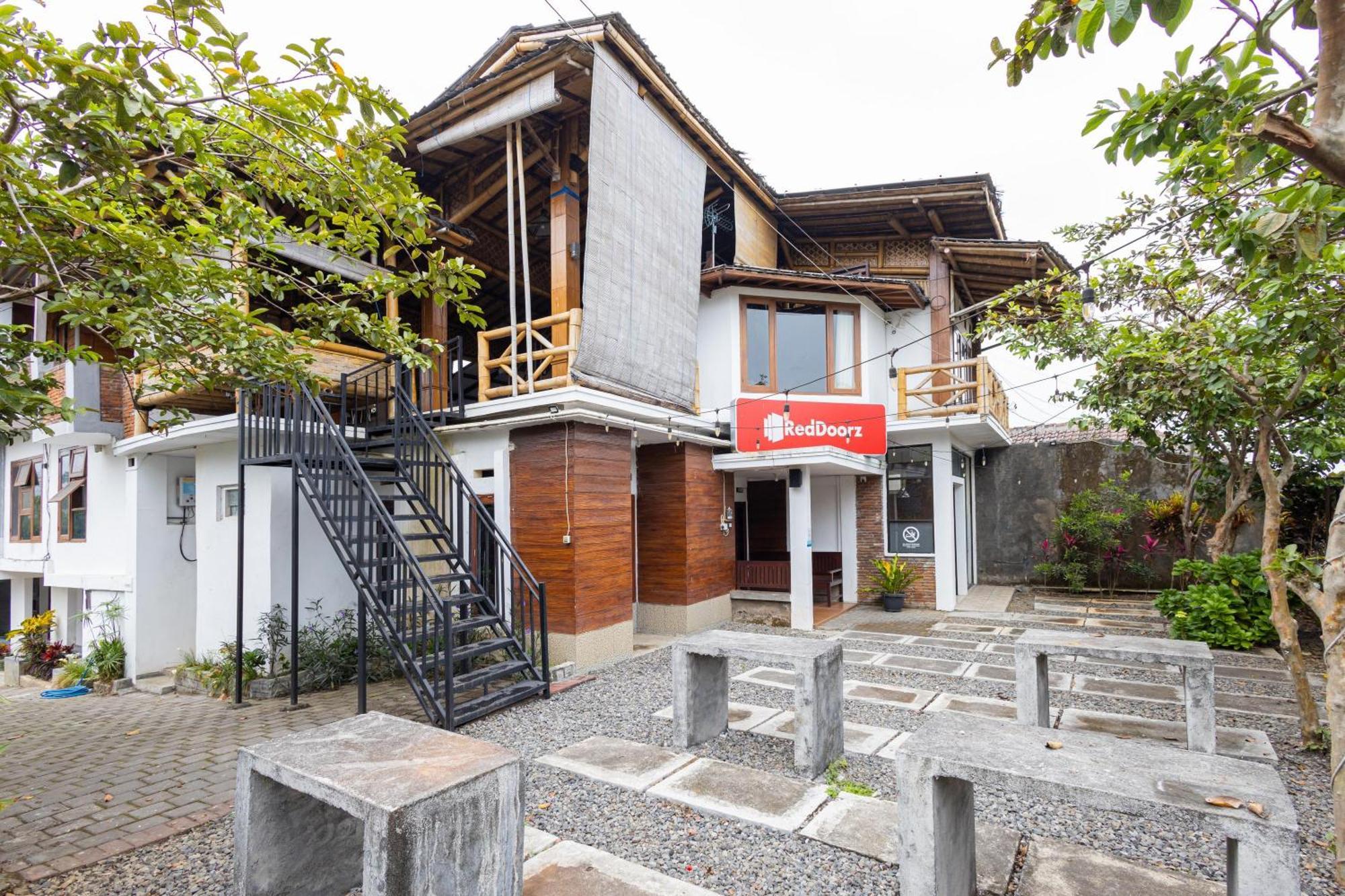 Reddoorz Syariah At Wisma Djokorio Poncokusumo Malang Esterno foto