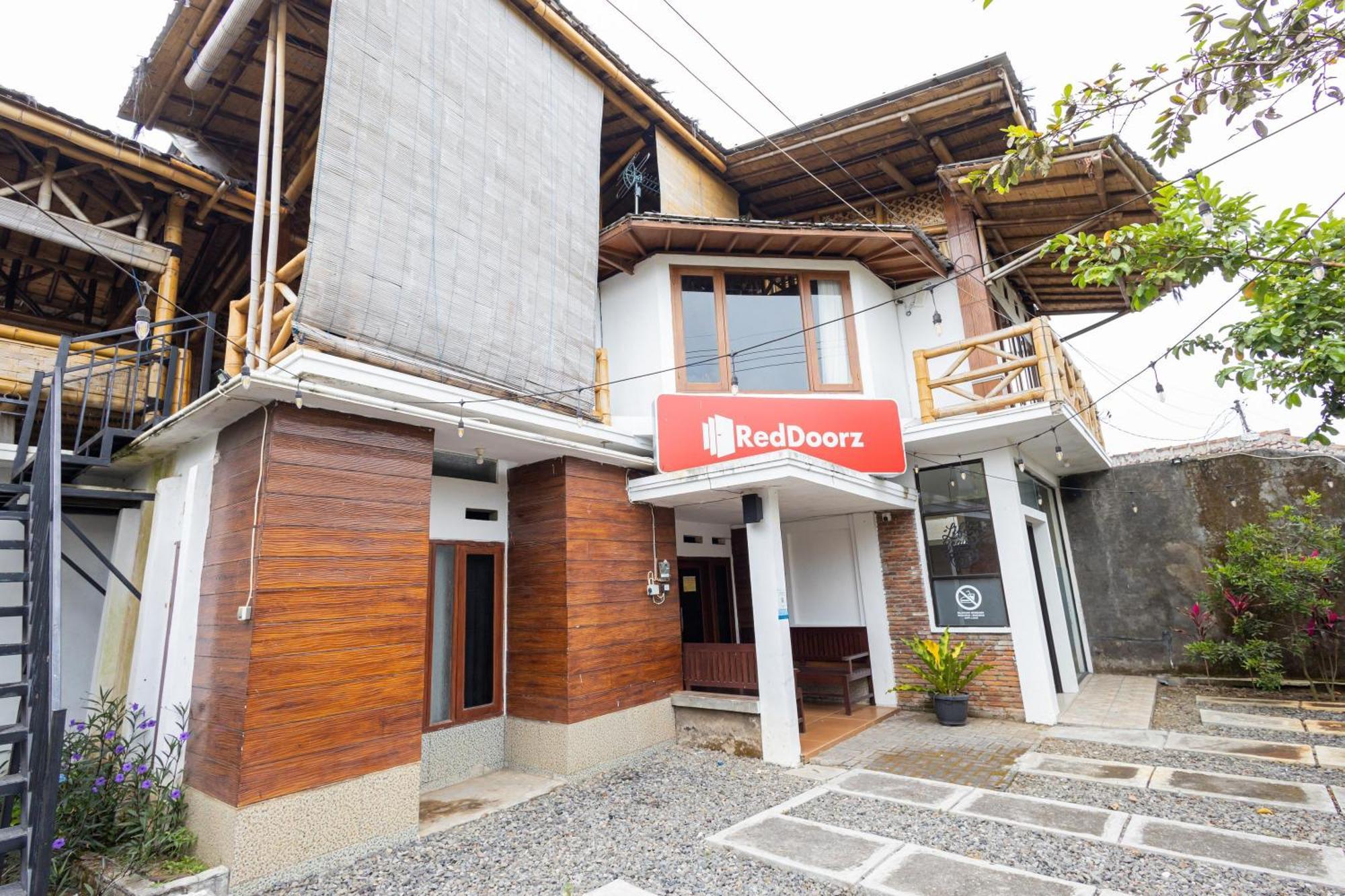 Reddoorz Syariah At Wisma Djokorio Poncokusumo Malang Esterno foto