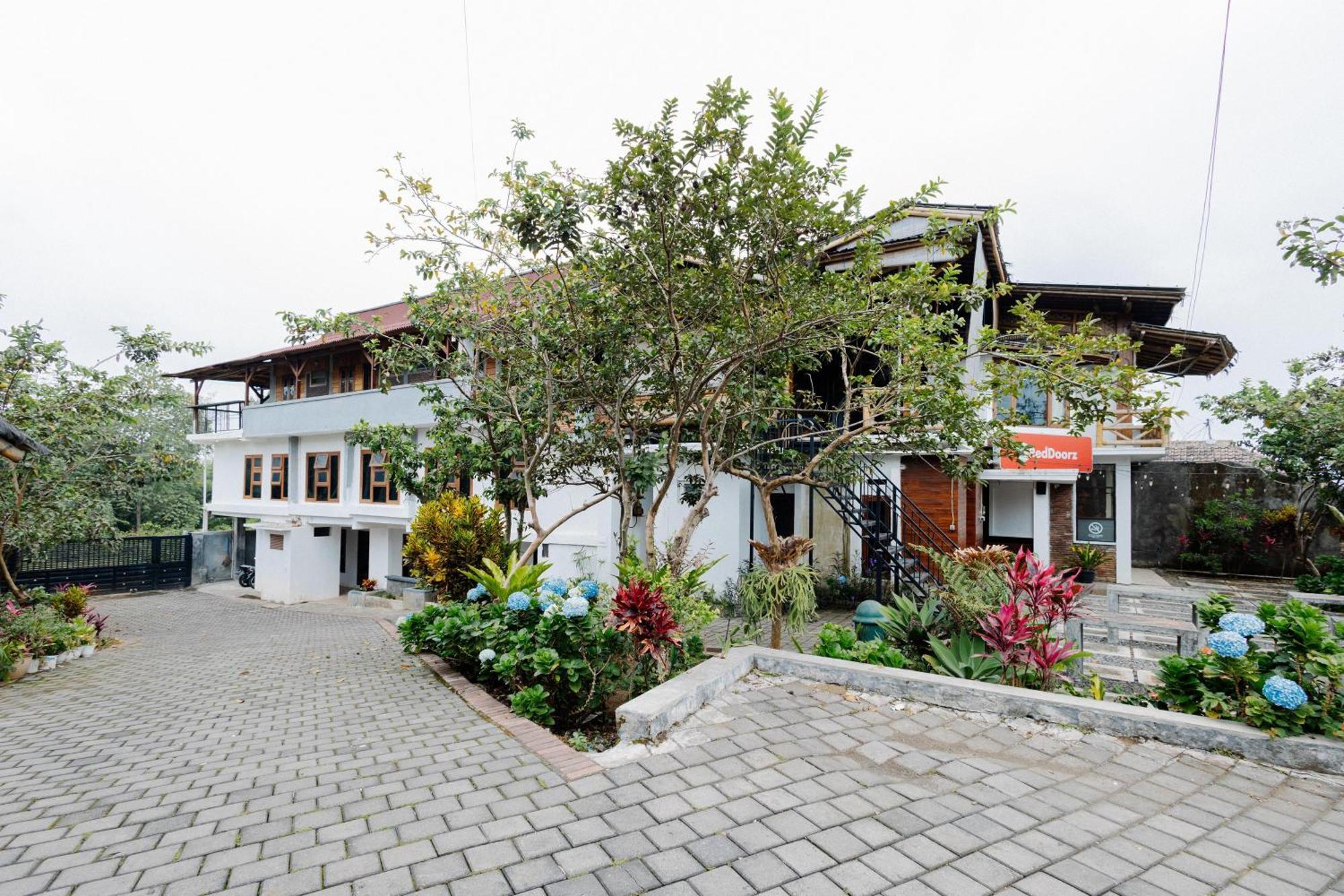 Reddoorz Syariah At Wisma Djokorio Poncokusumo Malang Esterno foto