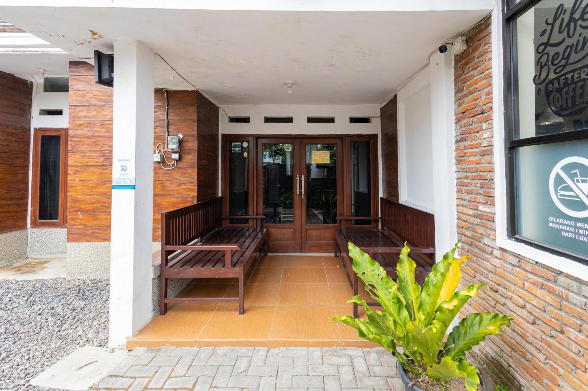 Reddoorz Syariah At Wisma Djokorio Poncokusumo Malang Esterno foto