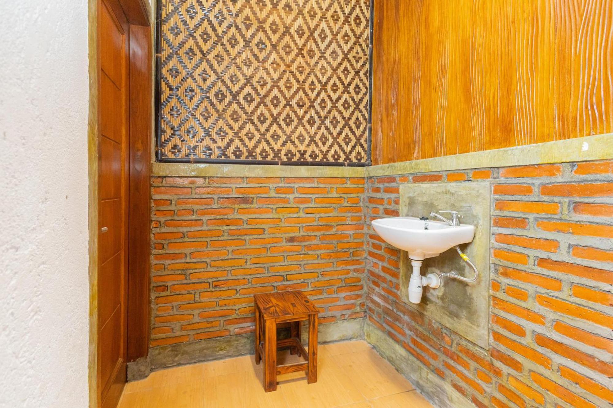 Reddoorz Syariah At Wisma Djokorio Poncokusumo Malang Esterno foto